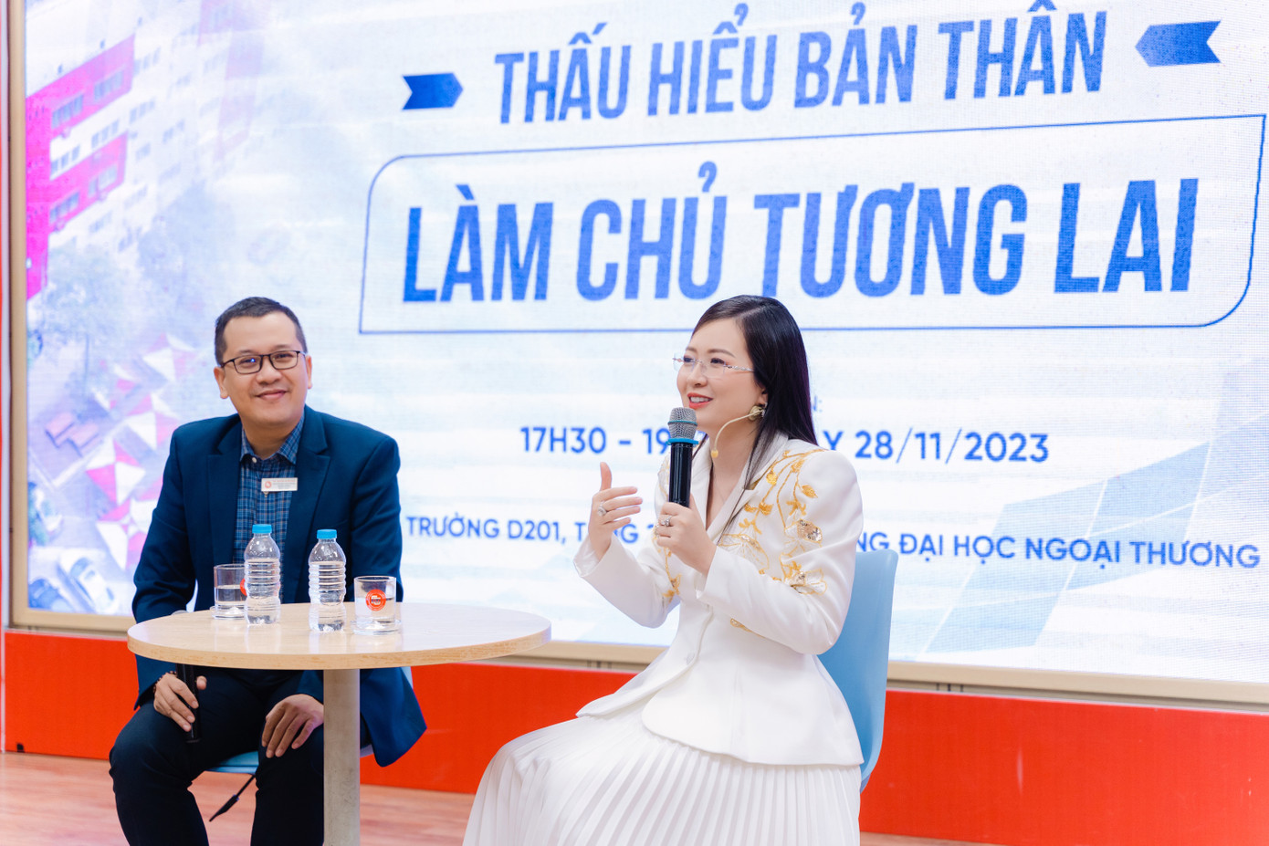Th.S Nguyễn Huyền Minh - Trưởng Phòng Truyền thông và Quan hệ đối ngoại, trường Đại học Ngoại thương và diễn giả Nguyễn Thị Thạch Thảo giao lưu với các bạn sinh viên ở cuối chương trình.