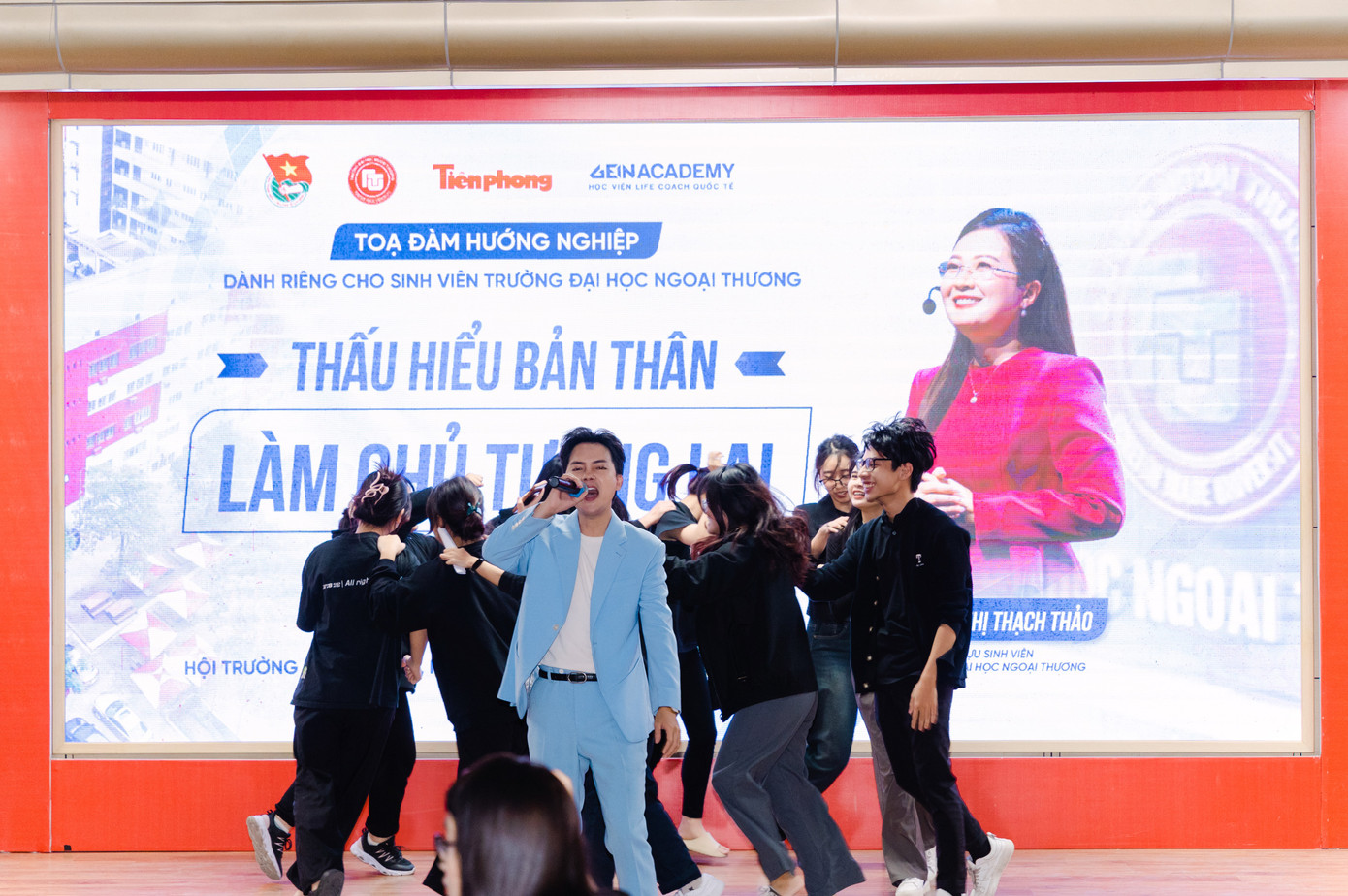 Á quân X-Factor năm 2016 - ca sĩ Đặng Tuấn Phương thể hiện nhiều bài hát đang được các bạn sinh viên yêu thích.