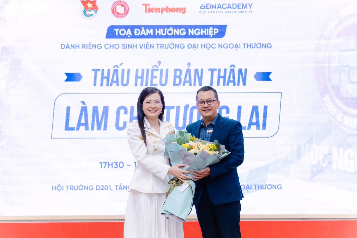 Diễn giả, cựu sinh viên Nguyễn Thị Thạch Thảo tặng hoa tri ân các Thầy Cô. Th.S Nguyễn Huyền Minh - Trưởng Phòng Truyền thông và Quan hệ đối ngoại, Trường Đại học Ngoại thương, thay mặt các Thầy Cô, nhận hoa.
