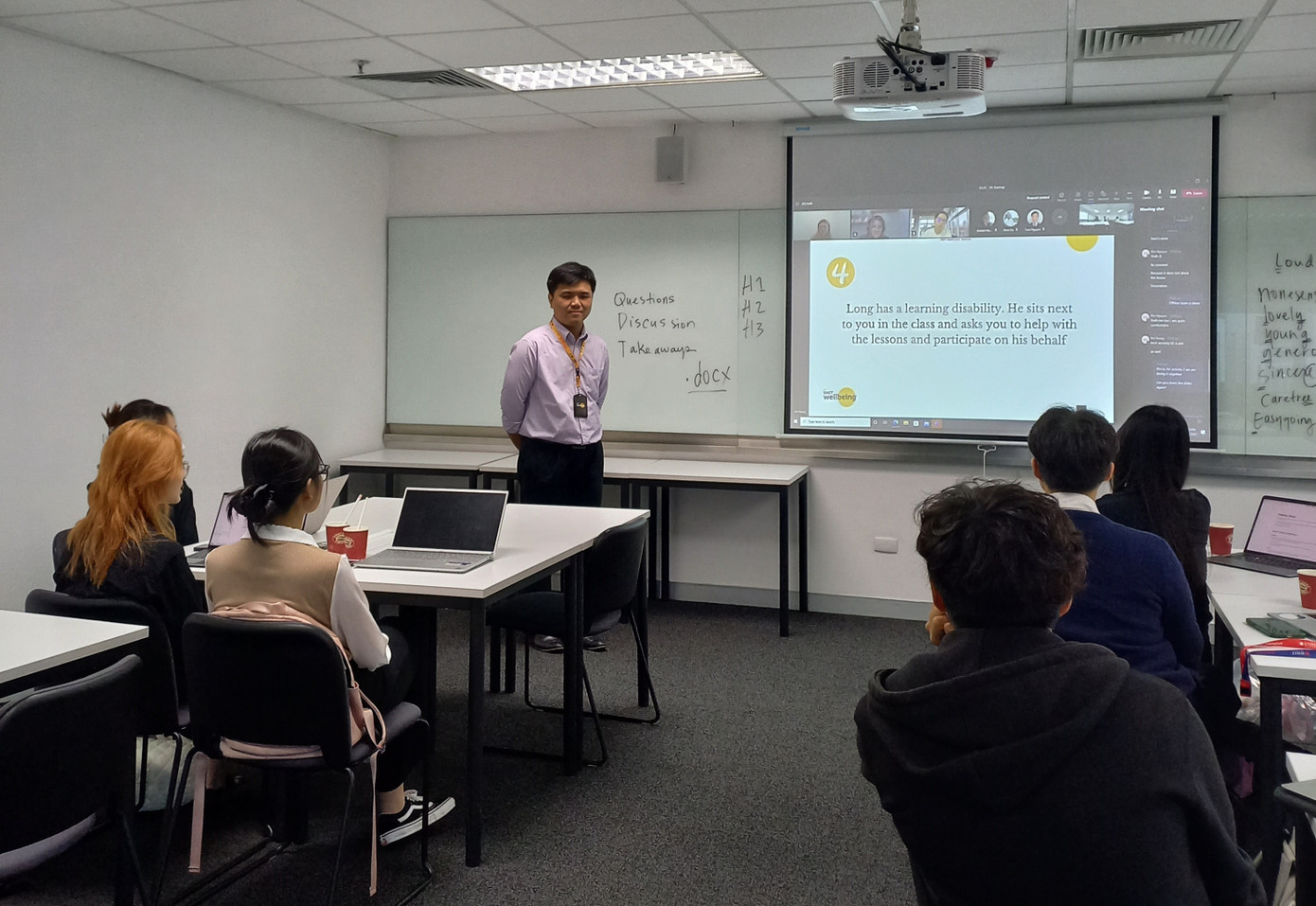 Sinh viên mới được tập huấn để hiểu về khuyết tật và vai trò của chương trình SA.