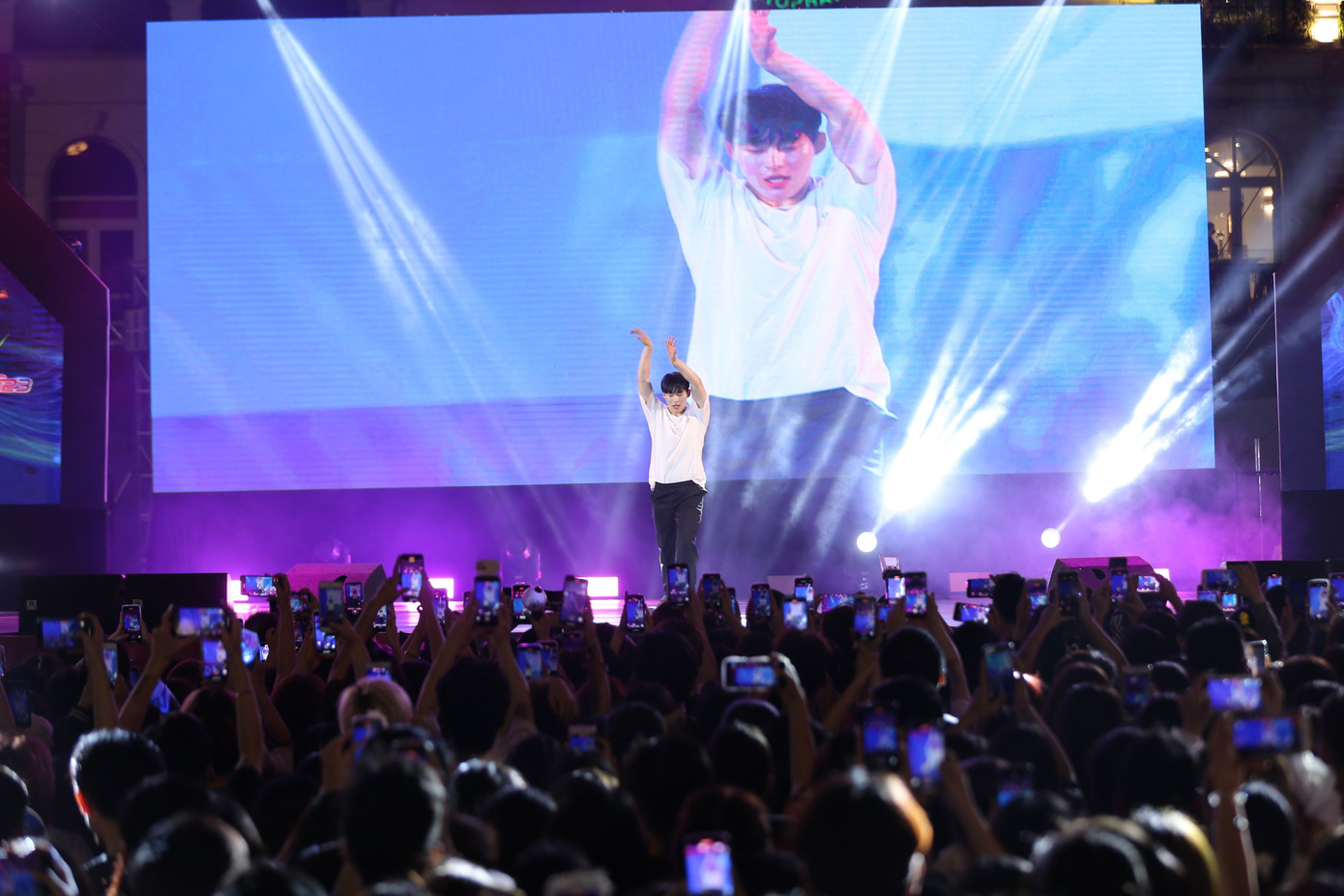 Biên đạo Back Koo Young.