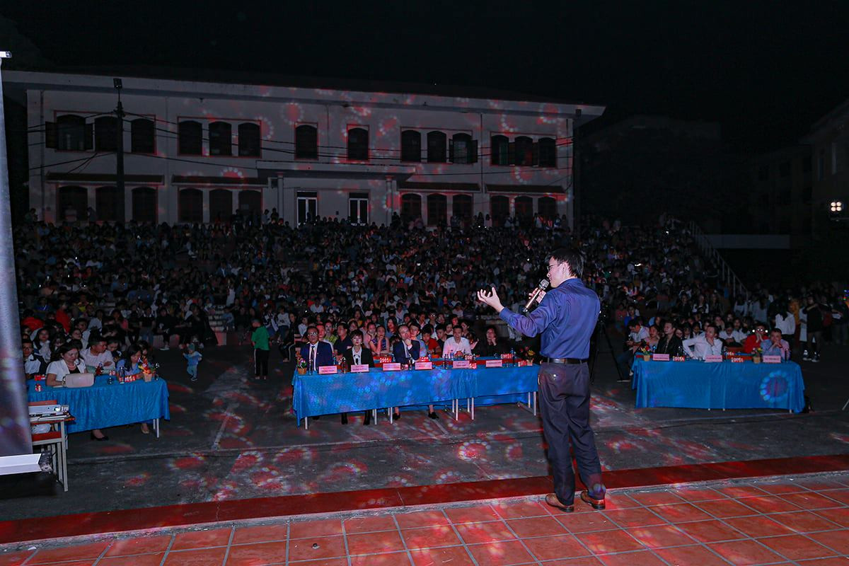 Nhà báo Nguyễn Tuấn Anh tại buổi giao lưu với sinh viên Trường Đại học Y Dược – Đại học Thái Nguyên.