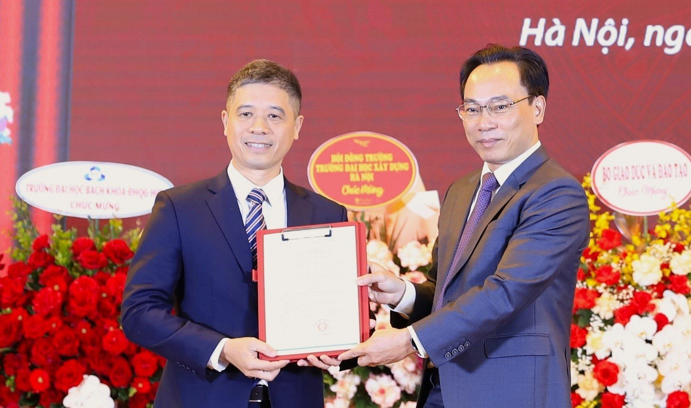 Thứ trưởng Bộ GD&ĐT Hoàng Minh Sơn trao Quyết định công nhận Hiệu trưởng cho PGS.TS Hoàng Tùng. Thứ trưởng Bộ GD&ĐT Hoàng Minh Sơn trao Quyết định công nhận Hiệu trưởng cho PGS.TS Hoàng Tùng.