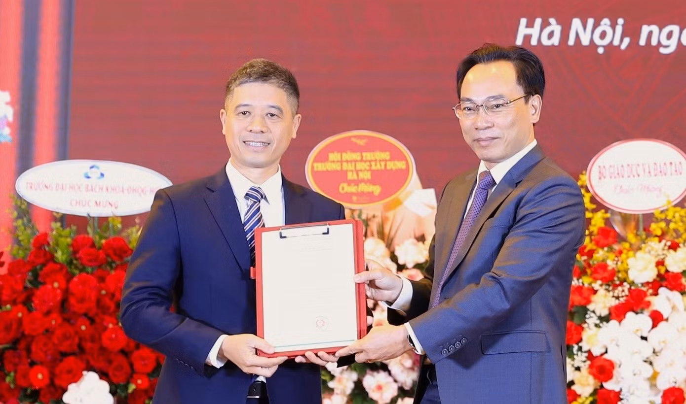 Thứ trưởng Bộ GD&amp;ĐT Hoàng Minh Sơn trao Quyết định công nhận Hiệu trưởng cho PGS.TS Hoàng Tùng.