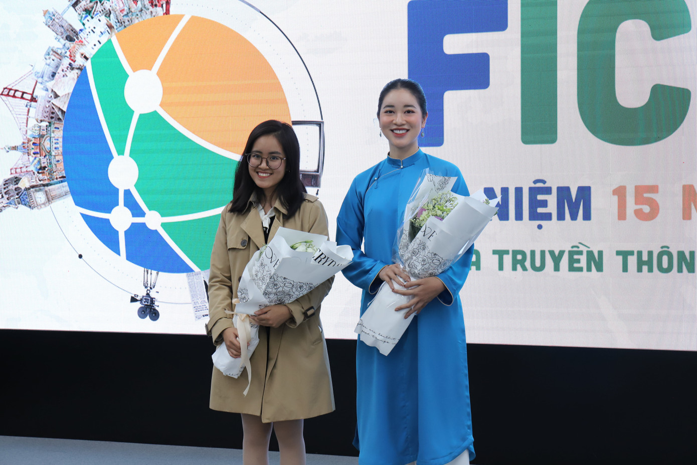 Chị Vũ Quỳnh Trang và bạn cùng khóa.