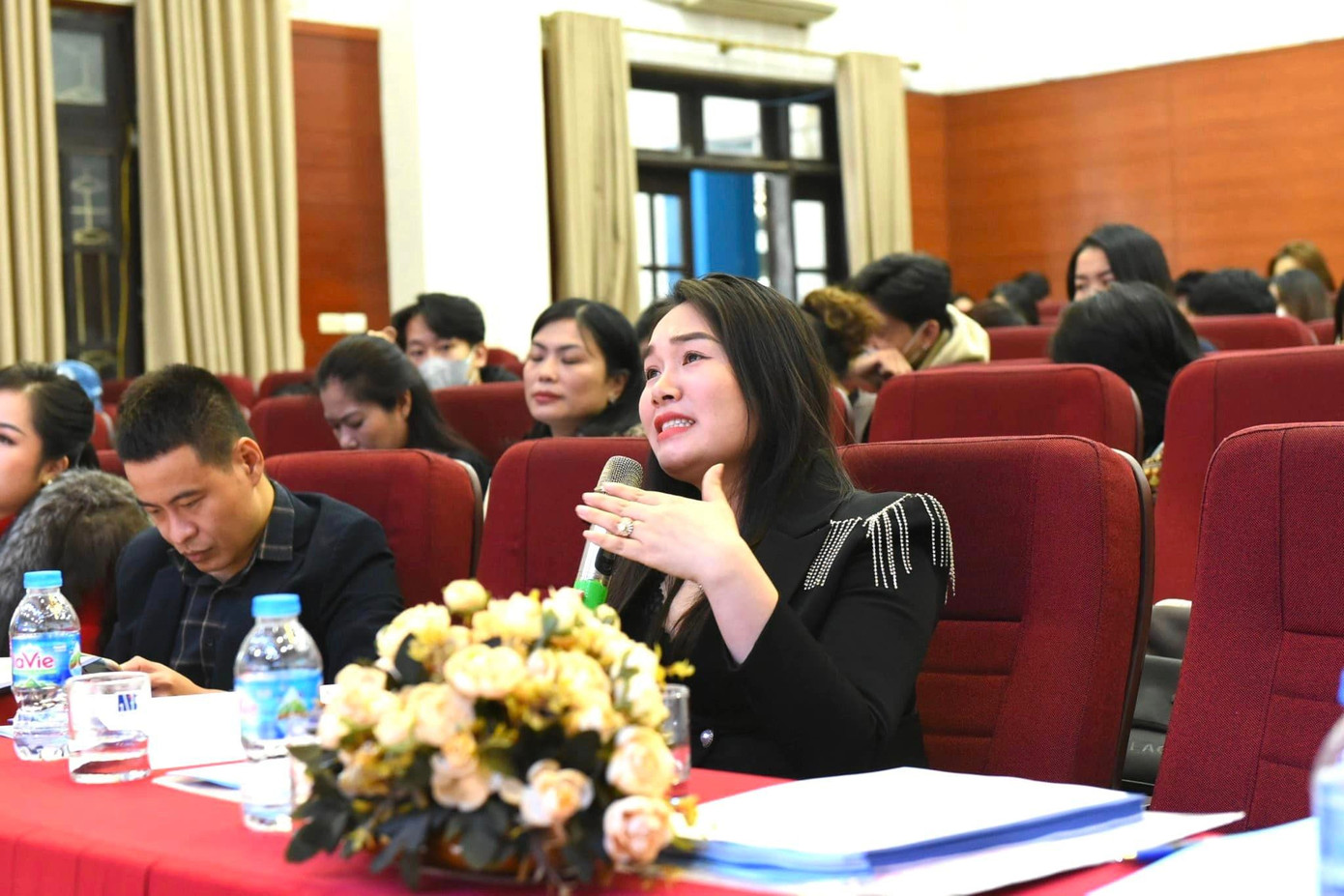 Chủ tịch GBM Group Nguyễn Mến đặt câu hỏi cho các đội thi.