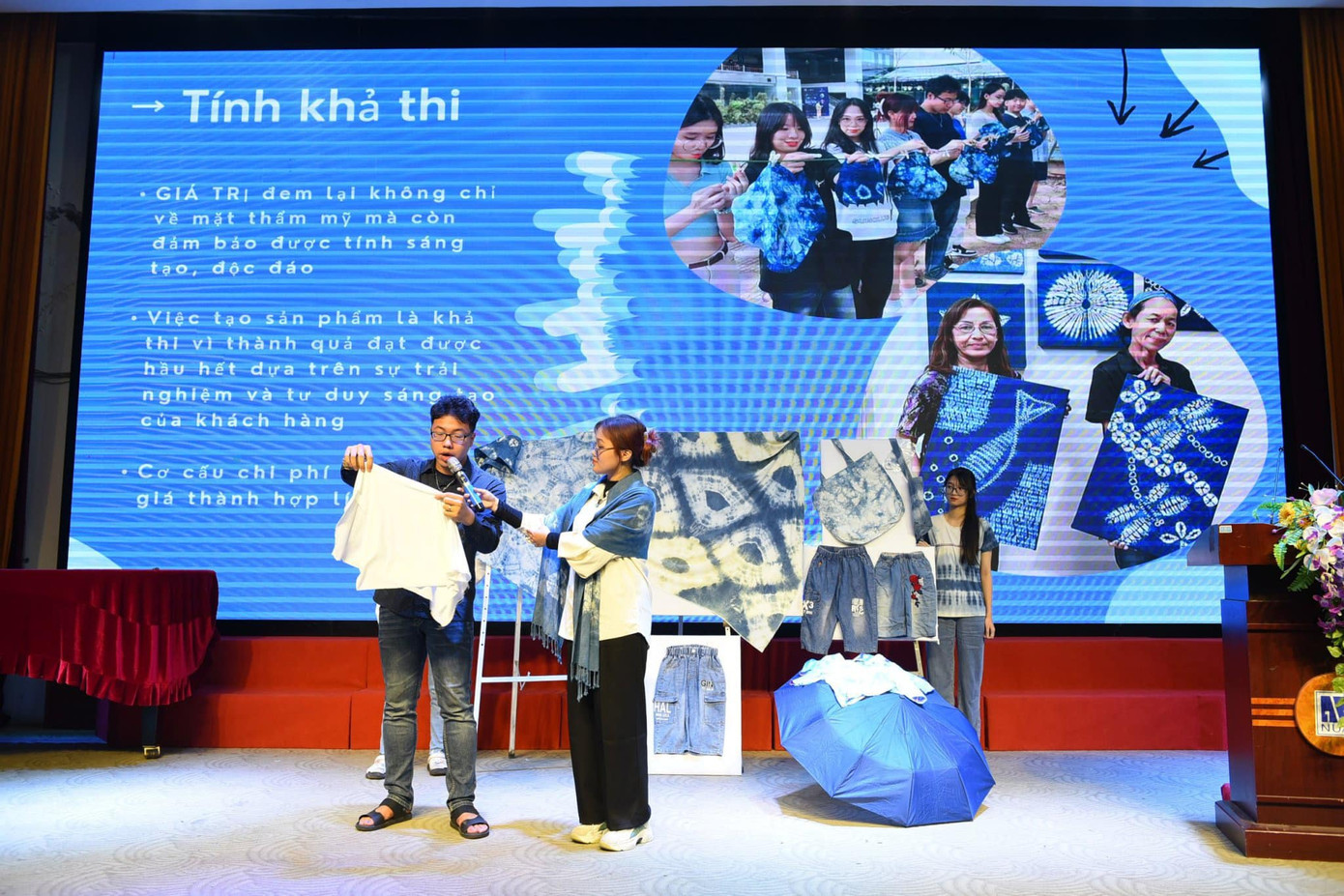 Đội thi trình bày dự án "Thời trang dành cho thú cưng từ vật liệu Eco và vật liệu tái sử dụng - khoa Thiết kế Thời trang và Công nghệ May".