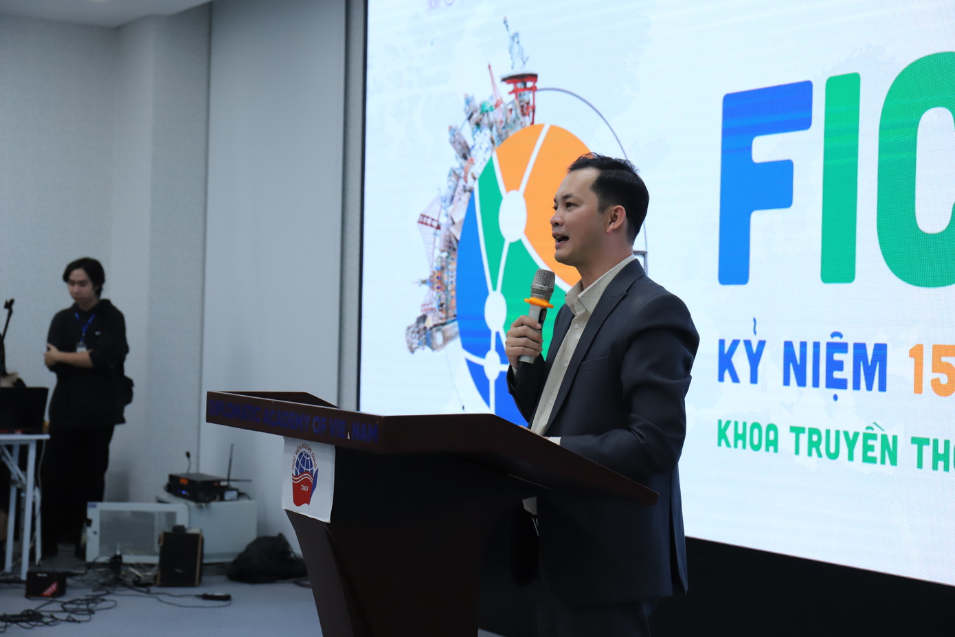 TS Vũ Tuấn Anh đại diện Ban lãnh đão của Khoa chia sẻ.