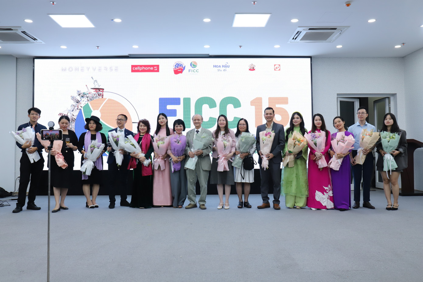 Các thế hệ giảng viên cống hiến cho sự phát triển của Khoa ở thời điểm hiện tại.