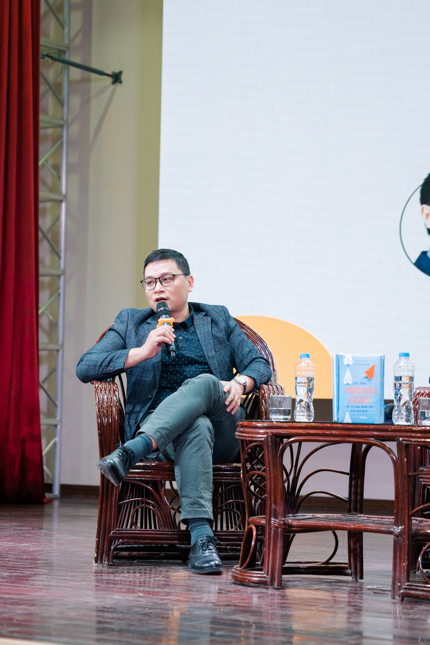 Thạc sĩ Vũ Anh Đức chia sẻ với sinh viên.