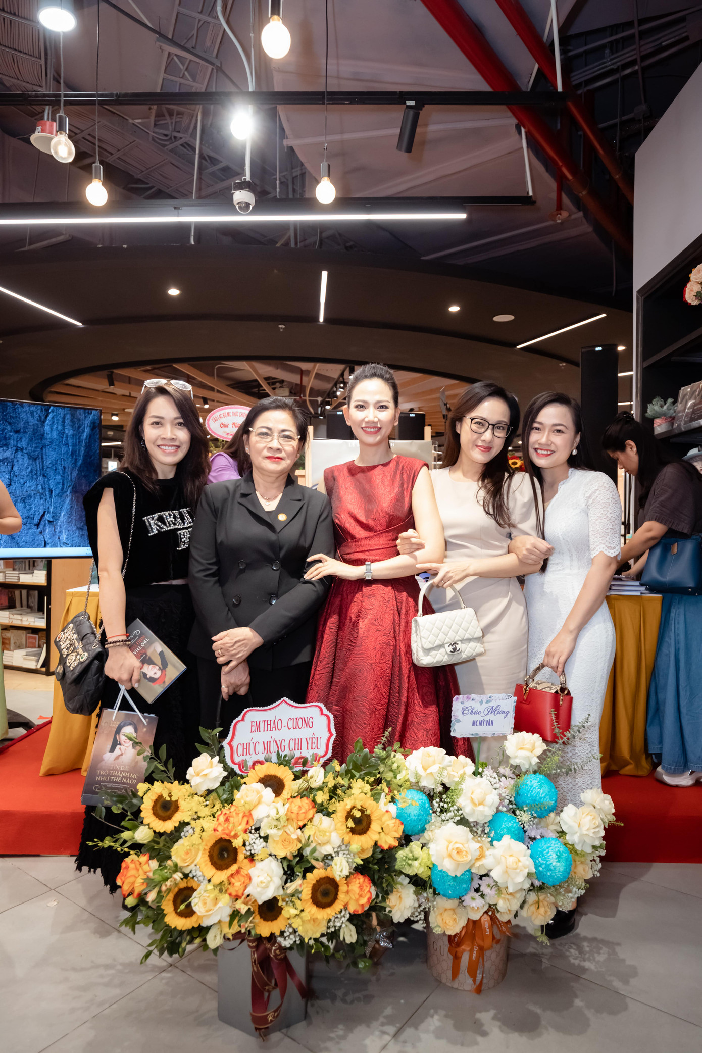 MC Hoài Anh, MC Hoàng Trang cũng đến chúc mừng đồng nghiệp ra mắt sách.