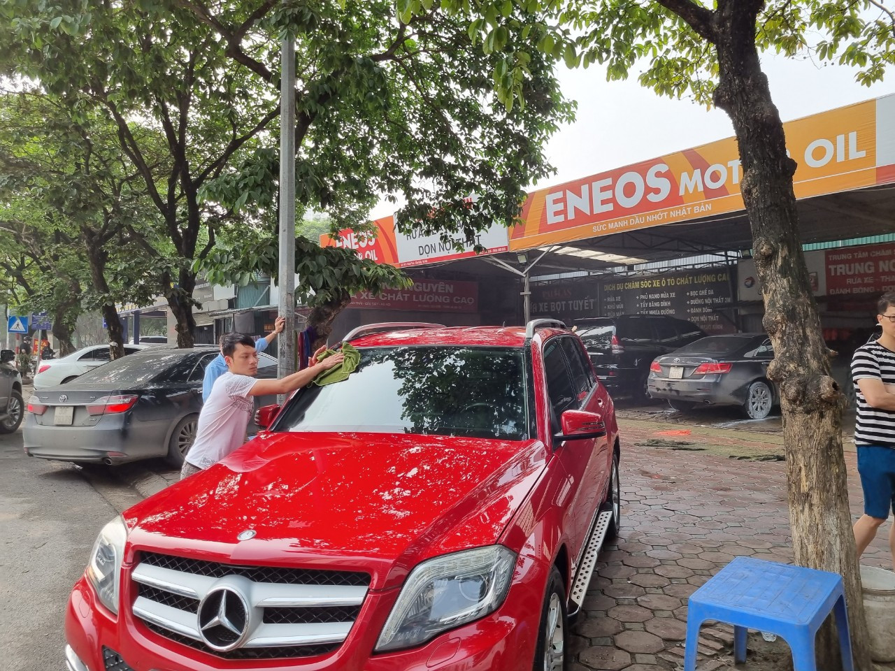 Ảnh chụp tại một điểm rửa xe trên đường Thành Thái, Cầu Giấy, Hà Nội. Mới đầu giờ sáng, hàng chục xe đã xếp hàng chờ đến lượt. Ảnh chụp tại một điểm rửa xe trên đường Thành Thái, Cầu Giấy, Hà Nội. Mới đầu giờ sáng, hàng chục xe đã xếp hàng chờ đến lượt.