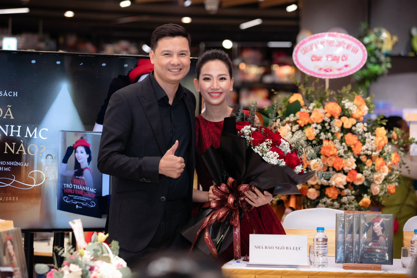 Diễn viên Thiên Tùng chúc mừng MC Mỹ Vân.