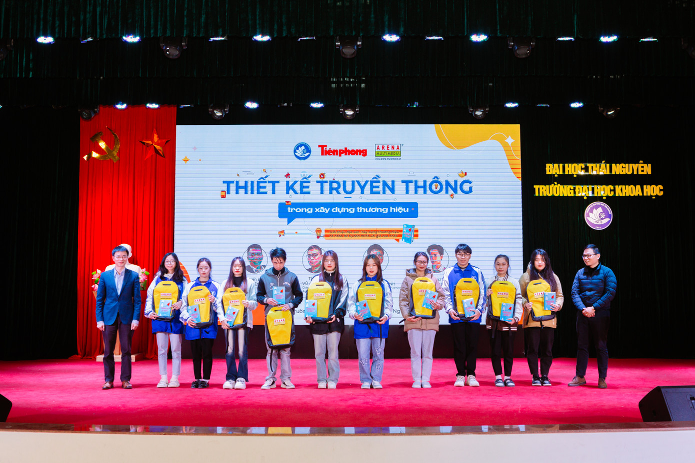 Ths. Vũ Anh Đức và nhà báo Nguyễn Tuấn Anh tặng quà cho các sinh viên may mắn.