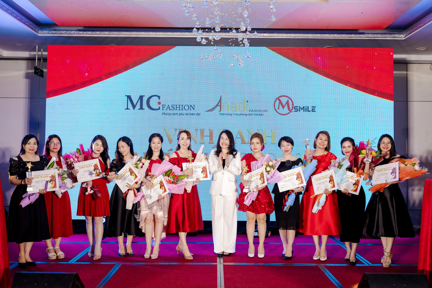 Nhà sáng lập MC Việt Nam Nguyễn Mến vinh danh các đại lý xuất sắc năm 2022.