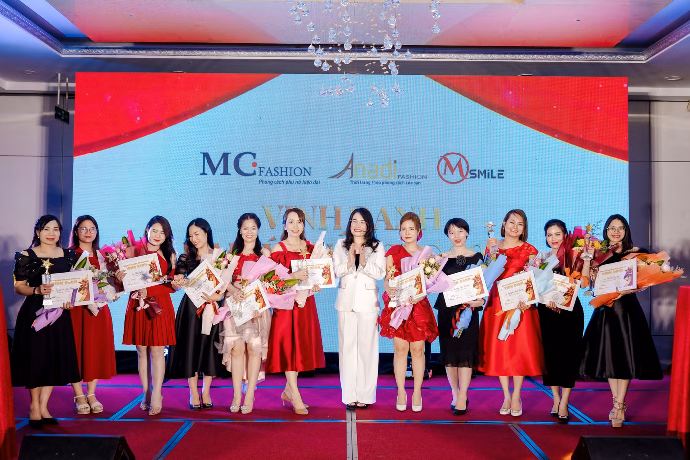 Nhà sáng lập MC Việt Nam Nguyễn Mến vinh danh các đại lý xuất sắc năm 2022.
