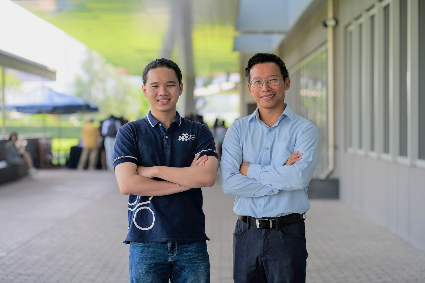 Giảng viên cấp cao khoa Khoa học, Kỹ thuật và Công nghệ RMIT Việt Nam, Tiến sĩ Đinh Ngọc Minh (bên phải) và Huỳnh Ngọc Tuyên. Giảng viên cấp cao khoa Khoa học, Kỹ thuật và Công nghệ RMIT Việt Nam, Tiến sĩ Đinh Ngọc Minh (bên phải) và Huỳnh Ngọc Tuyên.