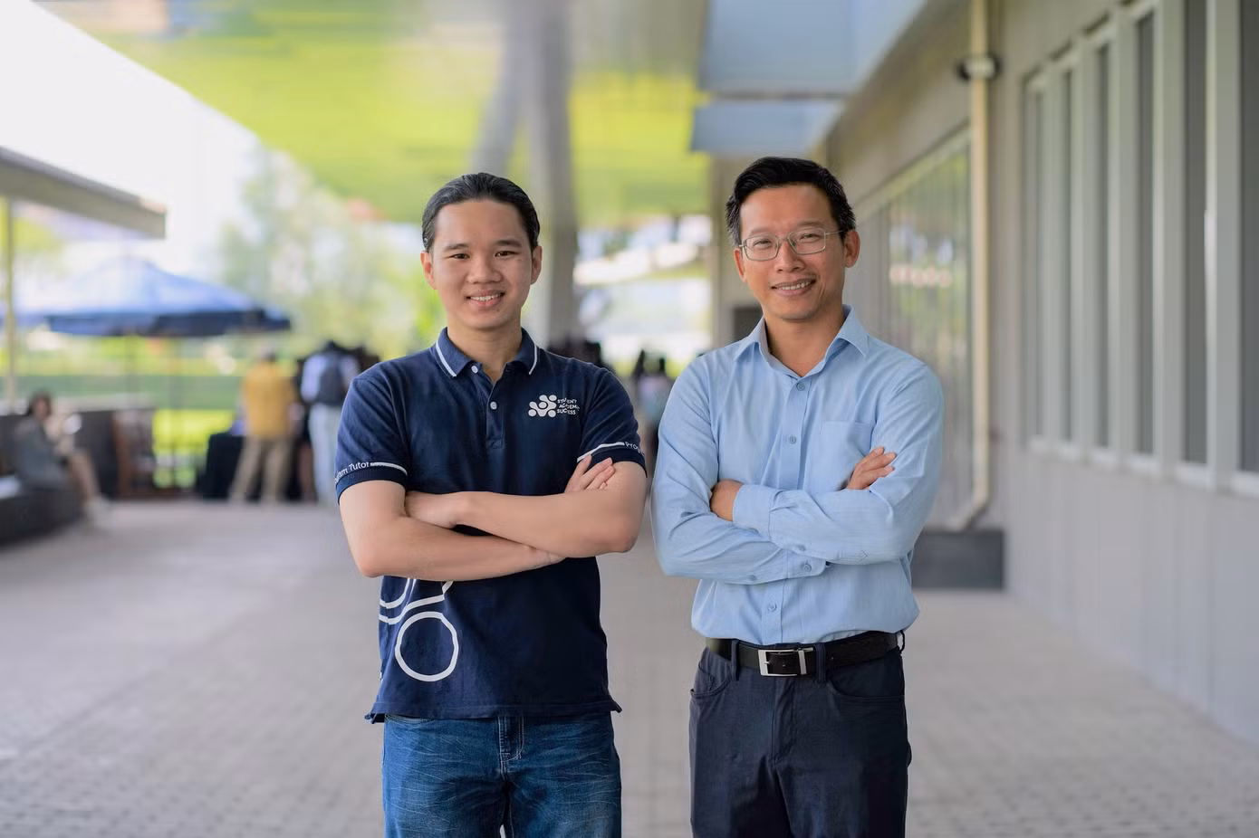 Giảng viên cấp cao khoa Khoa học, Kỹ thuật và Công nghệ RMIT Việt Nam, Tiến sĩ Đinh Ngọc Minh (bên phải) và Huỳnh Ngọc Tuyên.