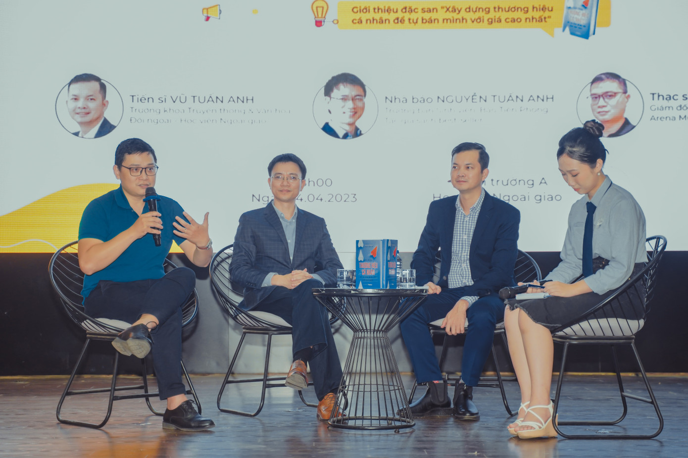 Thạc sĩ Vũ Anh Đức chia sẻ nhiều câu chuyện thú vị về thiết kế và truyền thông. Thạc sĩ Vũ Anh Đức chia sẻ nhiều câu chuyện thú vị về thiết kế và truyền thông.