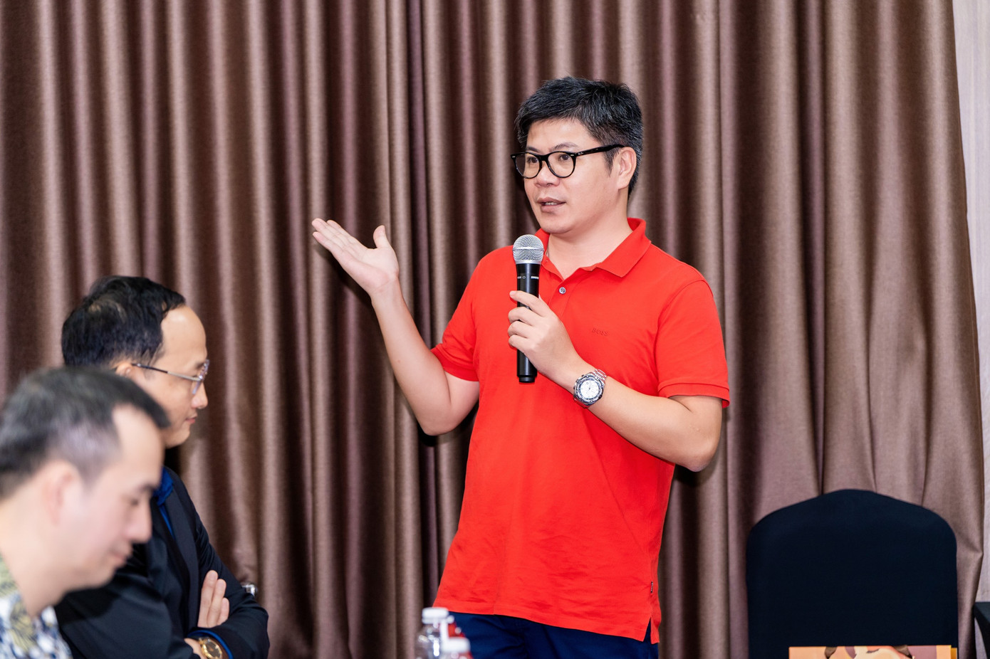 Tuy chưa kịp đọc hết cuốn sách, nhưng chuyên gia Nguyễn Ngọc Huy rất tâm đắc với chủ đề của cuốn sách Phụ nữ và Tự do. Anh đã chia sẻ thêm quan điểm về tự do bằng chính câu chuyện cá nhân anh đã trải qua và được khán giả hưởng ứng nhiệt liệt.