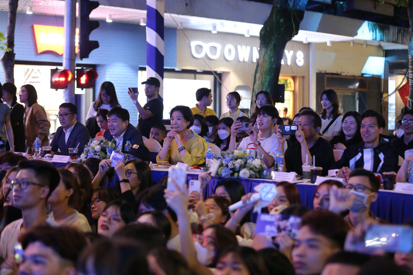 Đại sứ Hàn Quốc tại Việt Nam (áo vàng) Oh Young Ju và các thành viên BGK theo dõi các tiết mục biểu diễn.