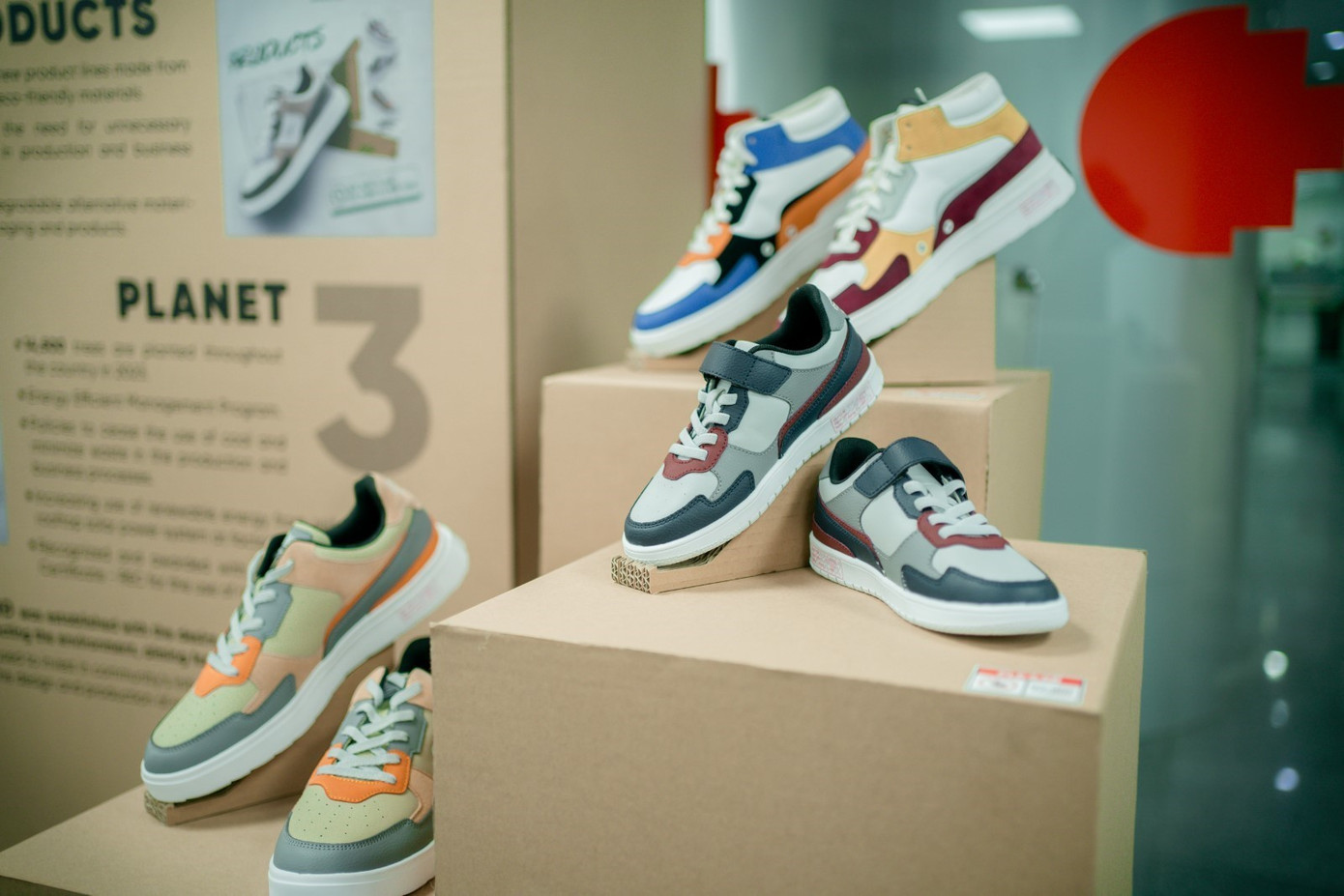 Bộ sưu tập “Còn gì dùng đó” của Biti’s cho khách tham quan cơ hội hiếm hoi tự ngắm những chiếc giày độc bản được ghép ngẫu nhiên từ vật tư thừa trong quá trình sản xuất.