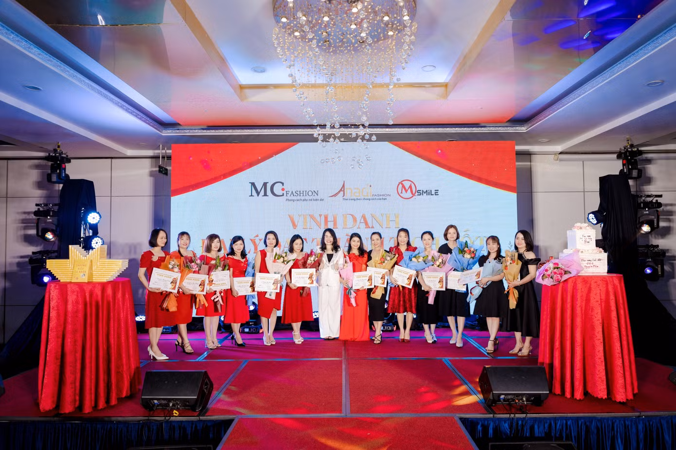Nhà sáng lập MC Việt Nam Nguyễn Mến vinh danh các đại lý đạt thành tích tốt năm 2022.
