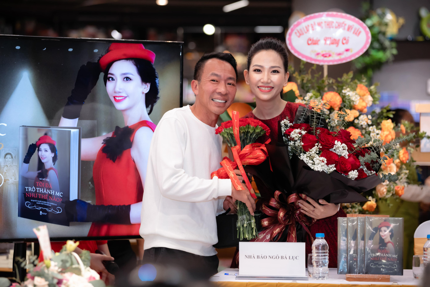 NSƯT Việt Hoàn chúc mừng MC Mỹ Vân.