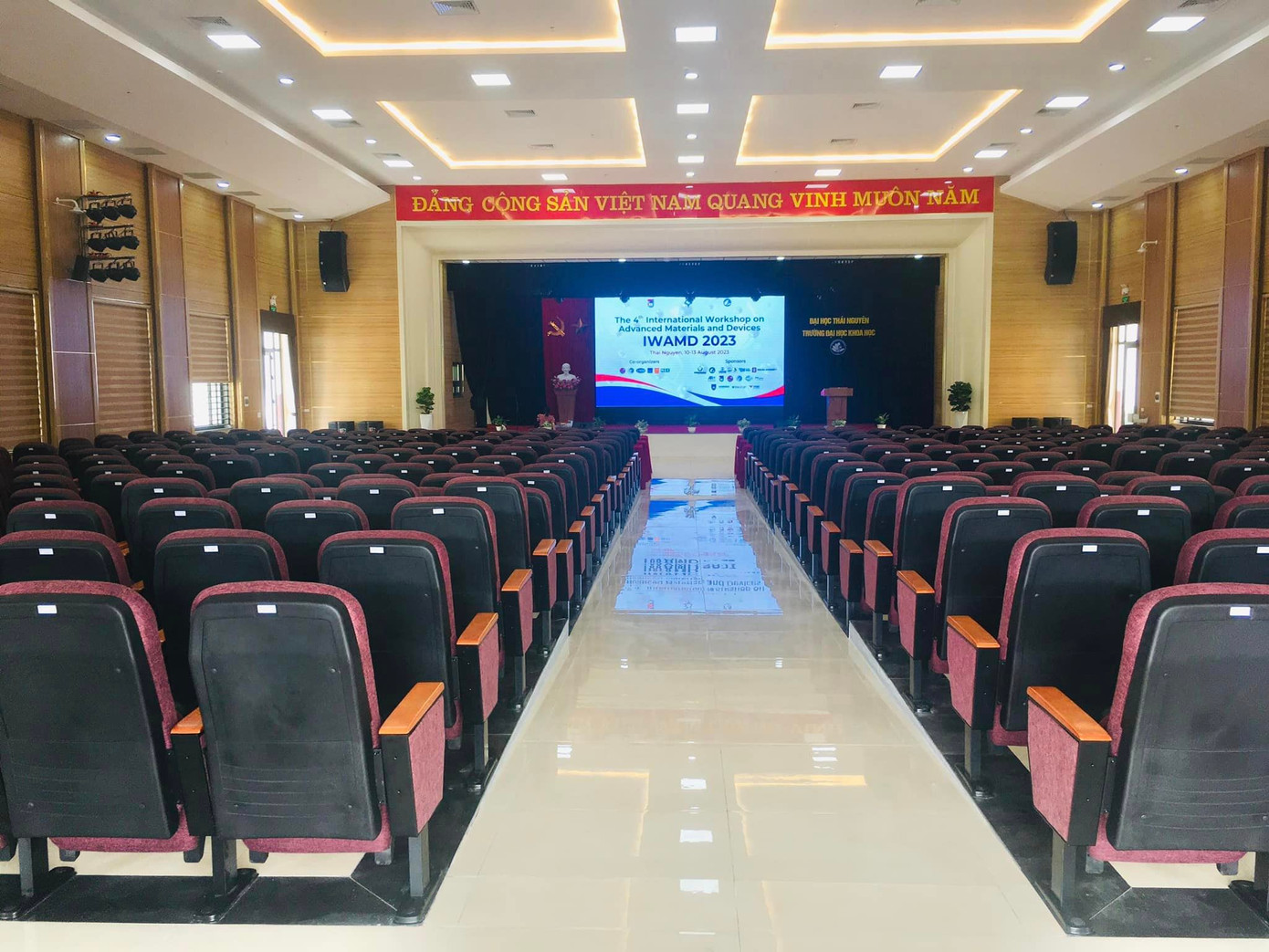 Hội trường diễn ra sự kiện đã được chuẩn bị chu đáo.