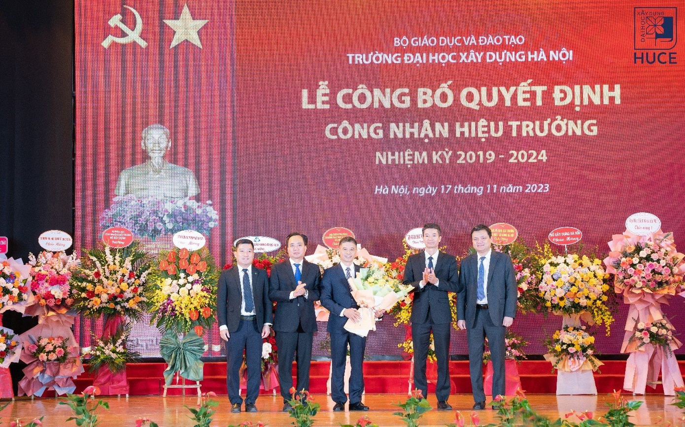 Tập thể lãnh đạo Trường Đại học Xây dựng Hà Nội tặng hoa chúc mừng tân Hiệu trưởng – PGS.TS Hoàng Tùng. Tập thể lãnh đạo Trường Đại học Xây dựng Hà Nội tặng hoa chúc mừng tân Hiệu trưởng – PGS.TS Hoàng Tùng.
