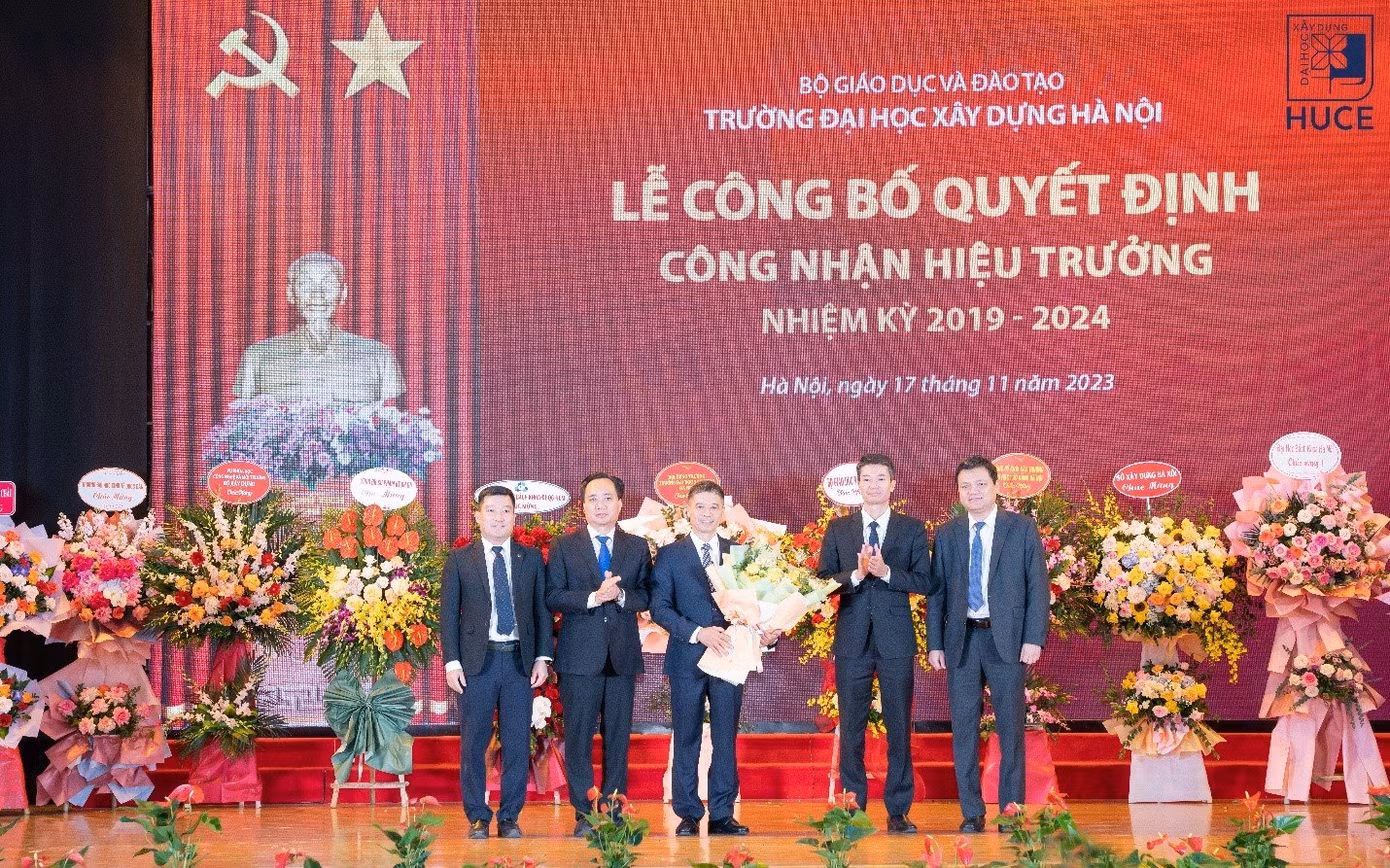 Tập thể lãnh đạo Trường Đại học Xây dựng Hà Nội tặng hoa chúc mừng tân Hiệu trưởng – PGS.TS Hoàng Tùng.