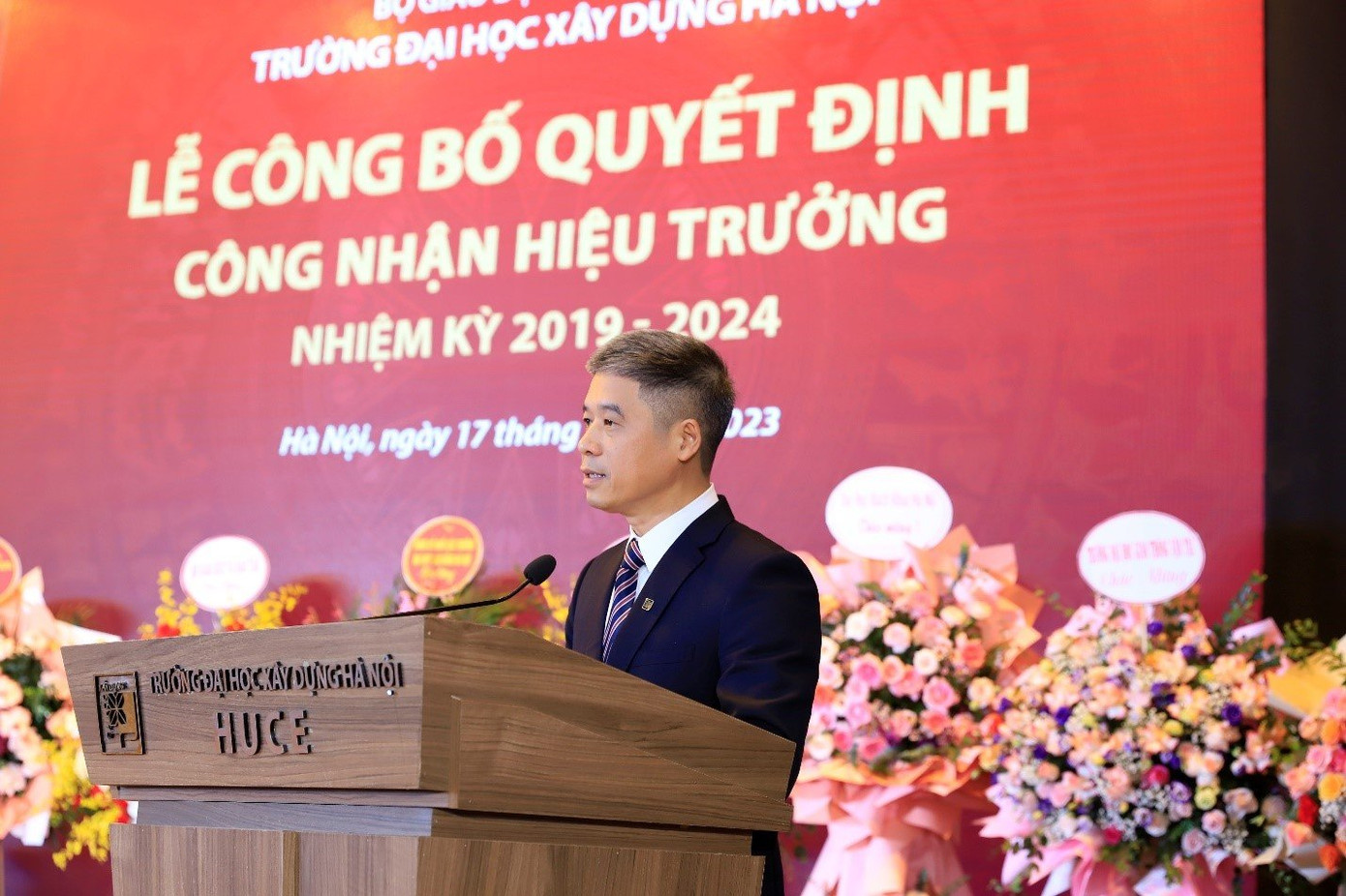 Tân Hiệu trưởng - PGS.TS Hoàng Tùng phát biểu nhận nhiệm vụ. Tân Hiệu trưởng - PGS.TS Hoàng Tùng phát biểu nhận nhiệm vụ.