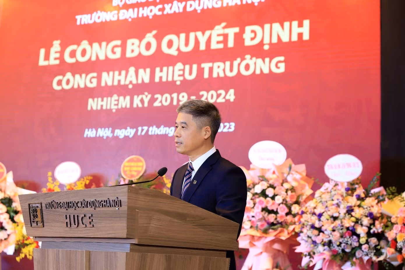 Tân Hiệu trưởng - PGS.TS Hoàng Tùng phát biểu nhận nhiệm vụ.