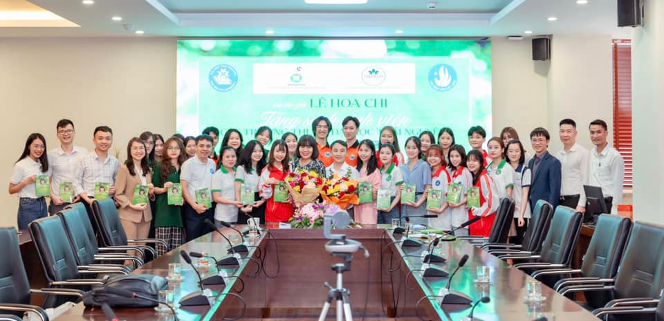 Tác giả Lê Hoa Chi cùng các nhà tài trợ tặng 400 cuốn cho sinh viên Đại học Thái Nguyên. Tác giả Lê Hoa Chi cùng các nhà tài trợ tặng 400 cuốn cho sinh viên Đại học Thái Nguyên.