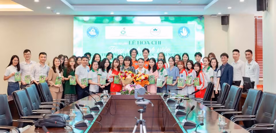 Tác giả Lê Hoa Chi cùng các nhà tài trợ tặng 400 cuốn cho sinh viên Đại học Thái Nguyên.