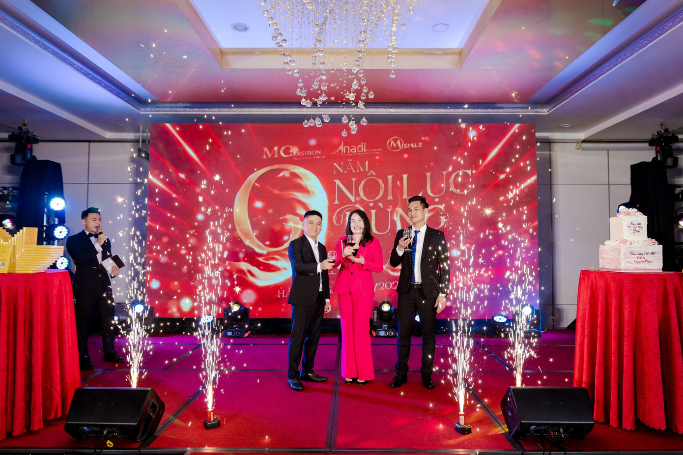 Từ trái qua phải: Chủ tịch MC Việt Nam Lương Văn Cảnh, Nhà sáng lập MC Việt Nam Nguyễn Mến và Tân Tổng Giám đốc MC Việt Nam Nguyễn Tiến Luật tại chương trình gala “9 năm MC Việt Nam – Nội lực bùng cháy”.