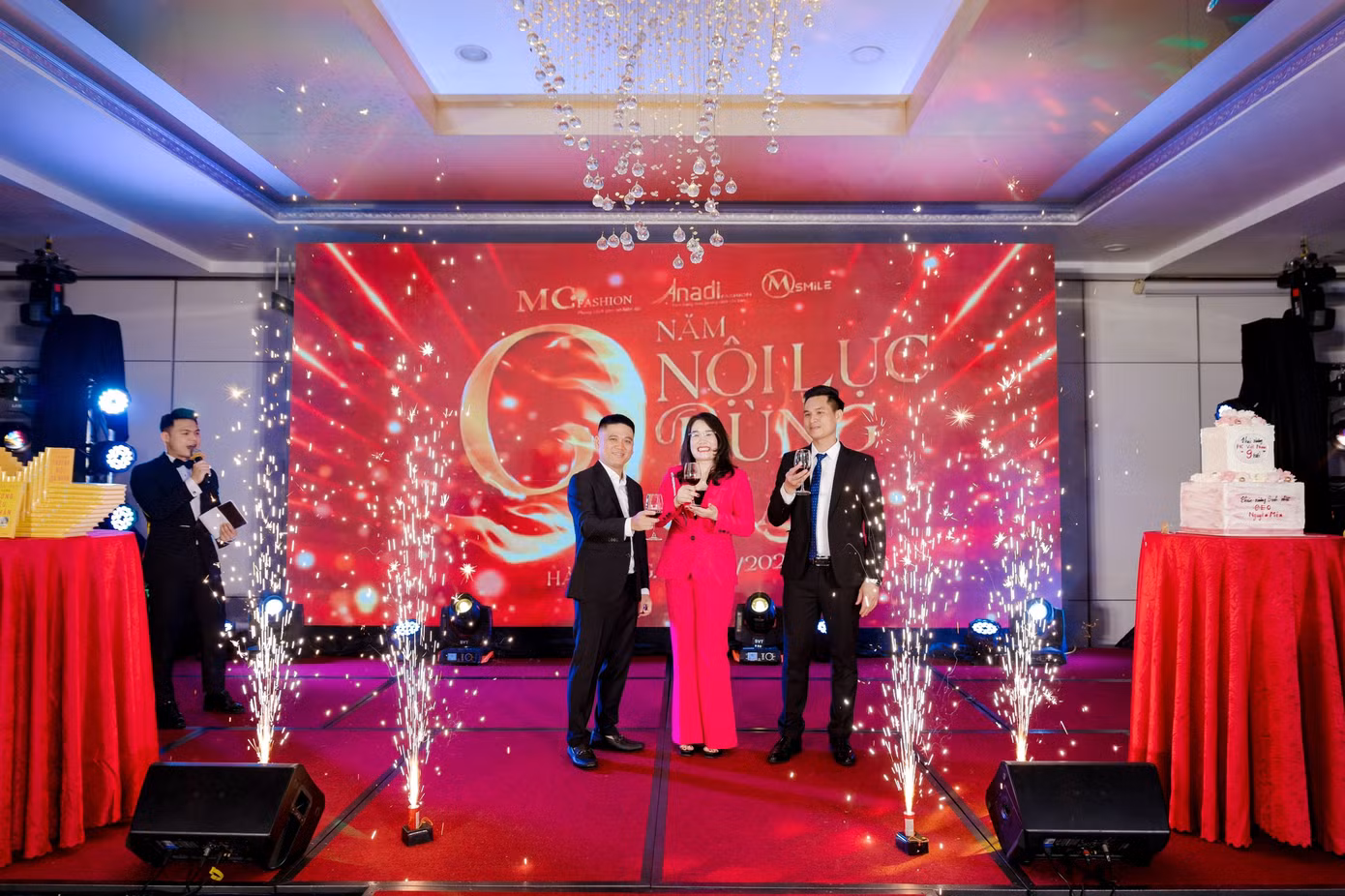 Từ trái qua phải: Chủ tịch MC Việt Nam Lương Văn Cảnh, Nhà sáng lập MC Việt Nam Nguyễn Mến và Tân Tổng Giám đốc MC Việt Nam Nguyễn Tiến Luật tại chương trình gala “9 năm MC Việt Nam – Nội lực bùng cháy”.