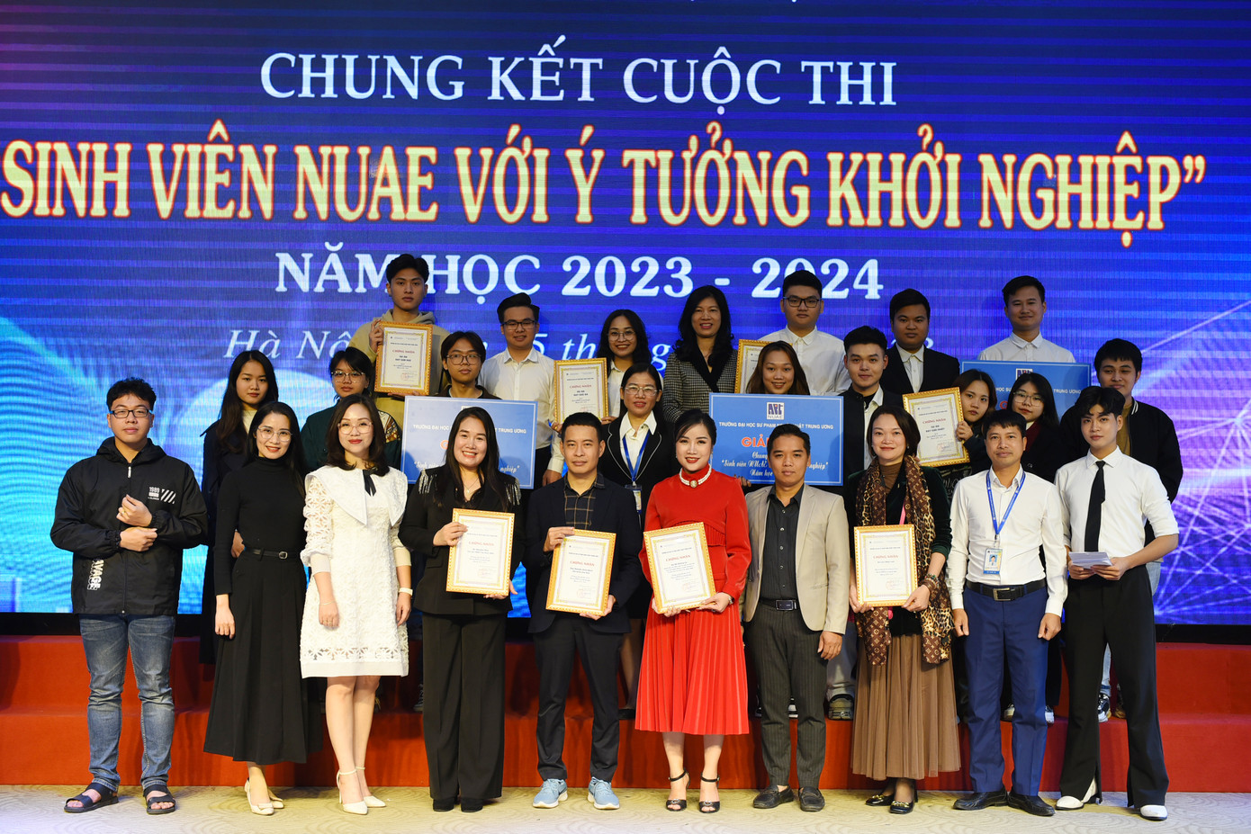 Ban Giám khảo chụp ảnh lưu niệm cùng các đội thi và đại biểu.