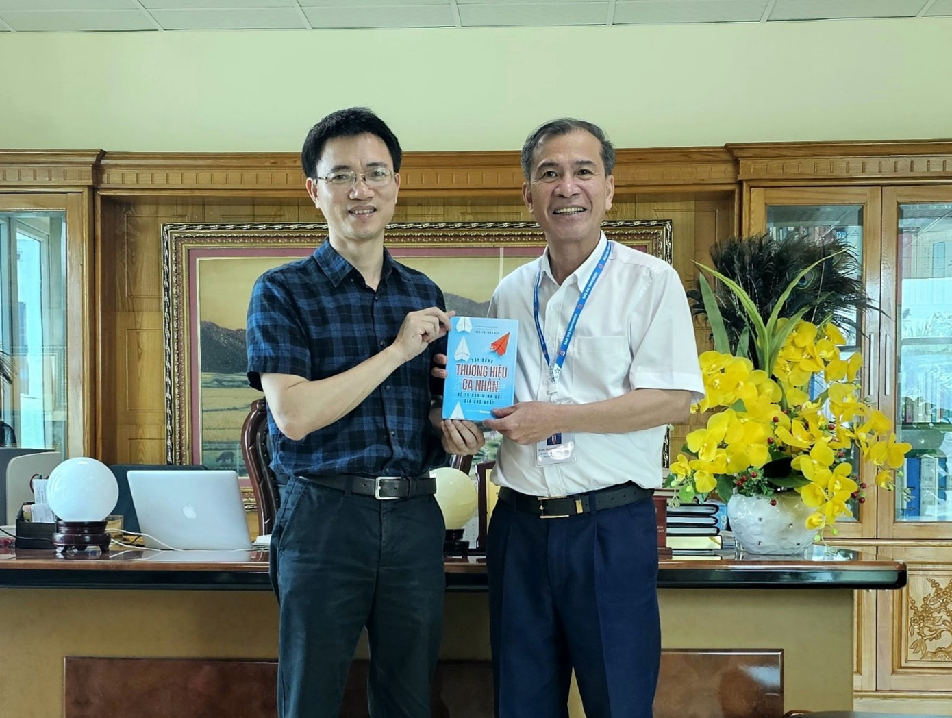 Tác giả, nhà báo Nguyễn Tuấn Anh tặng sách NGND. TS Đinh Văn Nhượng - Hiệu trưởng Trường Đại học Sao Đỏ.