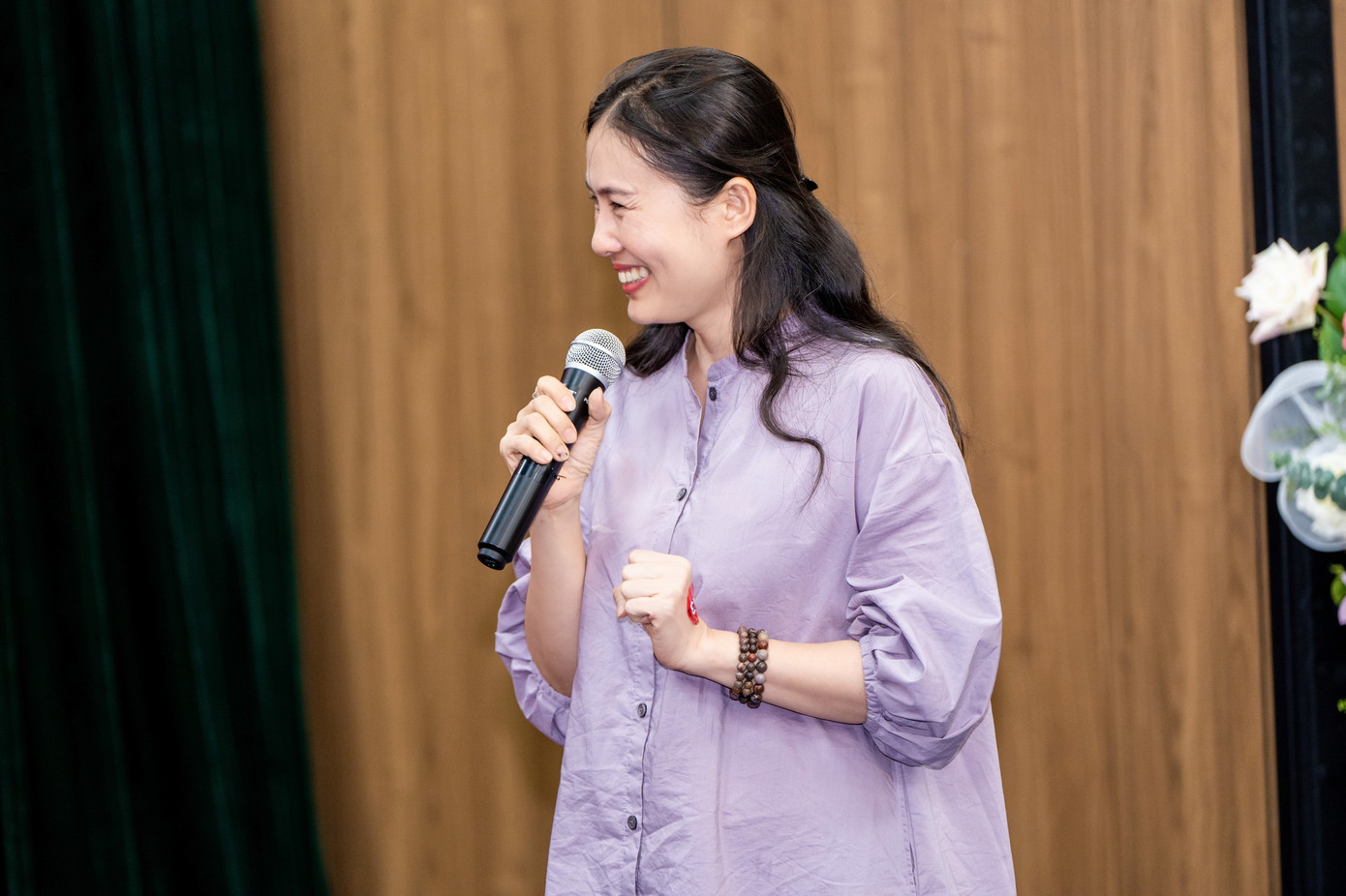 Chị Nguyễn Thanh Hiền – nghệ nhân Ikebana quốc tế - chia sẻ: "Tôi đã học được từ tác giả Hồng Nguyễn một “tip” vô cùng đơn giản để luôn thảnh thơi, đó là chỉ hẹn một cuộc hẹn quan trọng trong một ngày. Quản lý được thời gian của mình theo đúng thứ tự ưu tiên mình có mới có thể "sống" được".