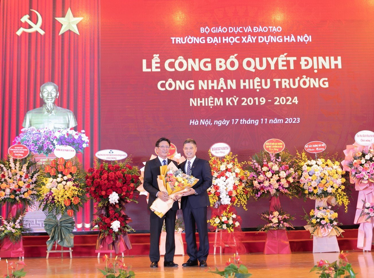 Tân Hiệu trưởng – PGS.TS Hoàng Tùng tặng hoa tri ân nguyên Hiệu trưởng – PGS.TS Phạm Duy Hòa. Tân Hiệu trưởng – PGS.TS Hoàng Tùng tặng hoa tri ân nguyên Hiệu trưởng – PGS.TS Phạm Duy Hòa.