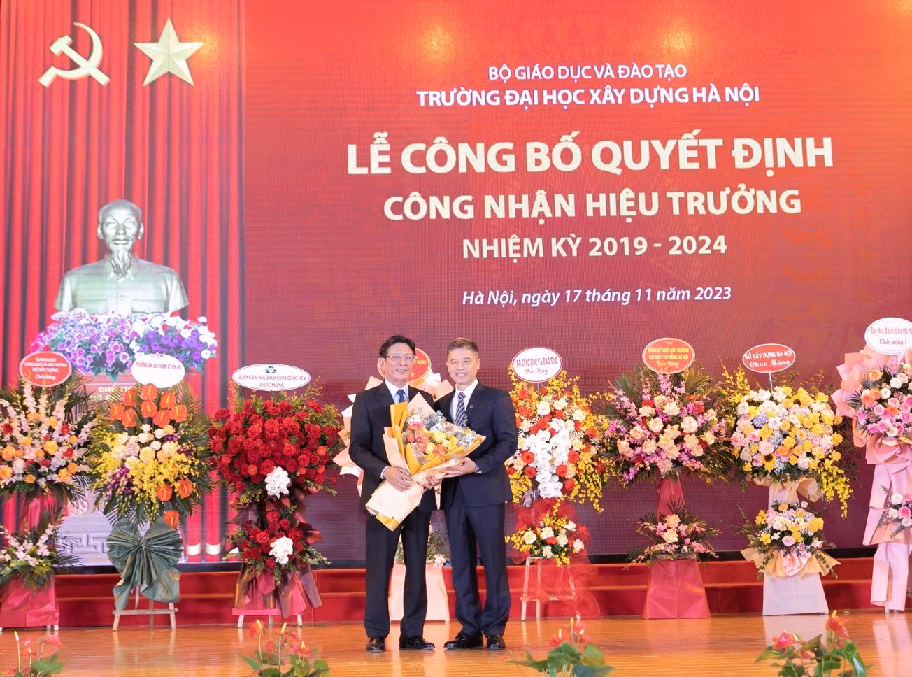 Tân Hiệu trưởng – PGS.TS Hoàng Tùng tặng hoa tri ân nguyên Hiệu trưởng – PGS.TS Phạm Duy Hòa.