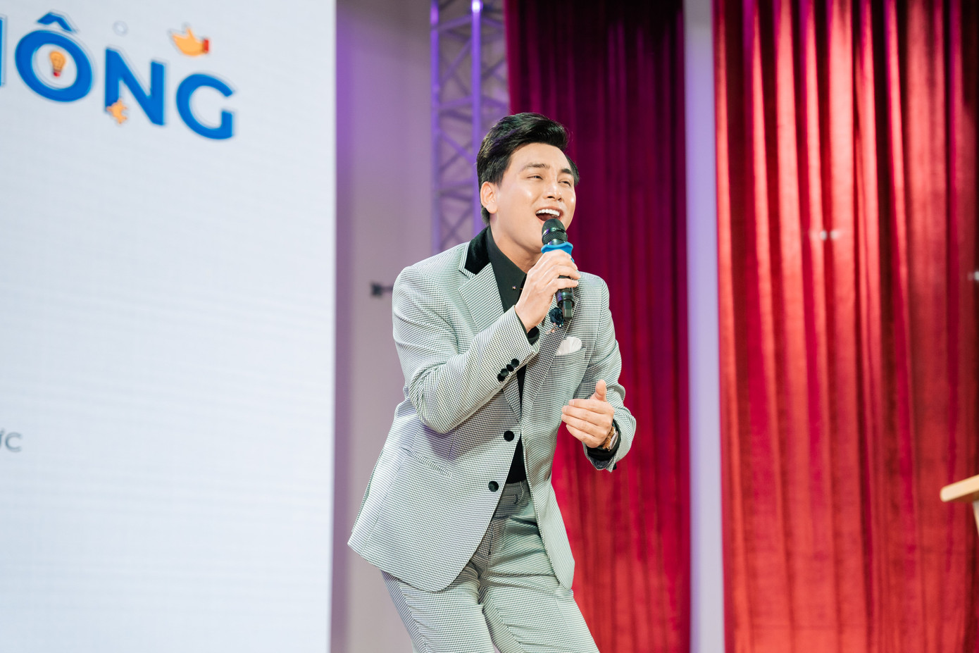 Ca sĩ Vũ Quang Thiện đã đem đến chương trình những tiết mục văn nghệ đặc sắc.