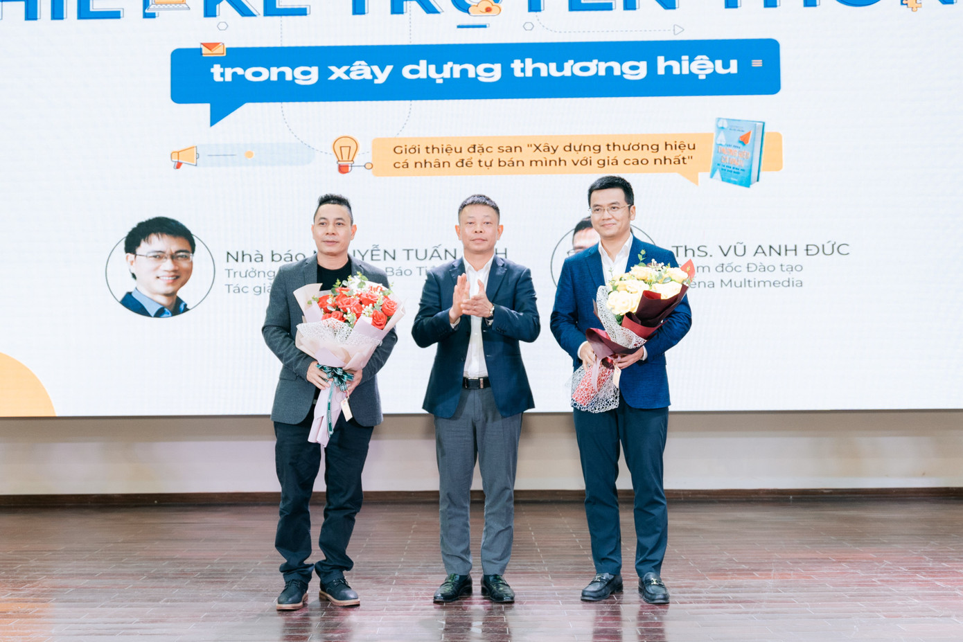 Nhà báo Phùng Công Sưởng tặng hoa cảm ơn ông Lê Hồng Hải và thạc sĩ Nguyễn Hoàng Hà.