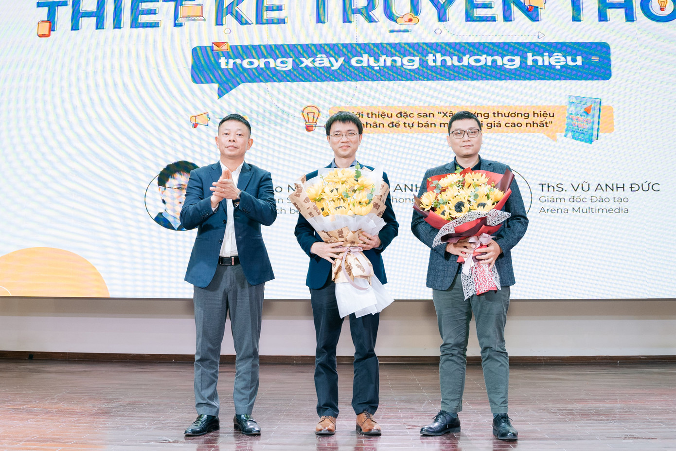 Nhà báo Phùng Công Sưởng tặng hoa các diễn giả nhà báo Nguyễn Tuấn Anh và thạc sĩ Vũ Anh Đức.