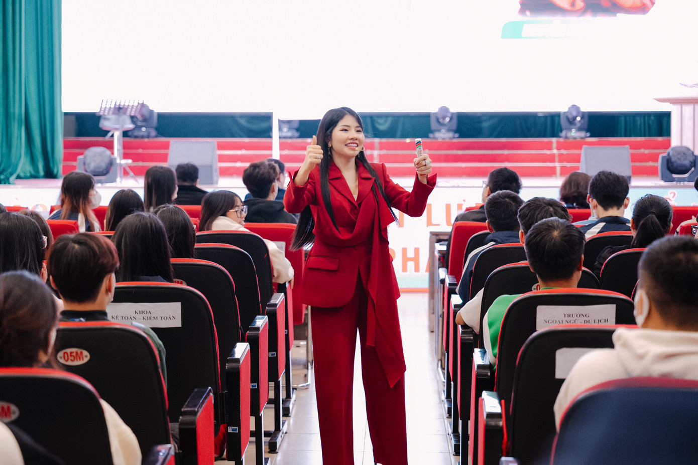 Diễn giả Nguyễn Thu cho rằng: “Để thấu hiểu bản thân nhanh nhất, hãy thử sức với nhiều công việc, môi trường khác nhau.” Diễn giả Nguyễn Thu cho rằng: “Để thấu hiểu bản thân nhanh nhất, hãy thử sức với nhiều công việc, môi trường khác nhau.”