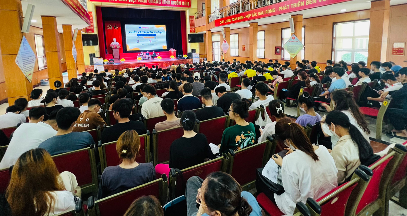 Đông đảo các giảng viên, khách mời cùng sinh viên tham dự chương trình.