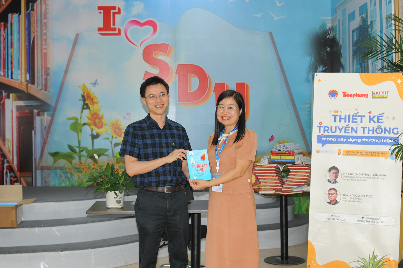 Tác giả, nhà báo Nguyễn Tuấn Anh tặng sách NGƯT. TS. Nguyễn Thị Kim Nguyên - Phó Hiệu trưởng Trường Đại học Sao Đỏ.