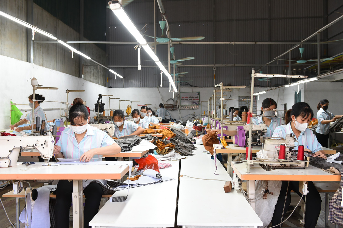 Các nữ công nhân đang làm việc tại xưởng may Alens.