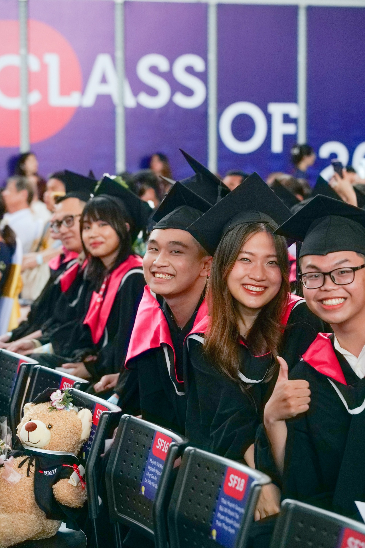 Với những nỗ lực bền bỉ của mình, Vinh (thứ ba từ phải sang) cũng đã trở thành nguồn cảm hứng tích cực cho nhiều bạn trẻ. Với những nỗ lực bền bỉ của mình, Vinh (thứ ba từ phải sang) cũng đã trở thành nguồn cảm hứng tích cực cho nhiều bạn trẻ.